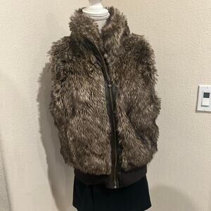 Dollhouse brown faux fur vest with pockets. Size XL